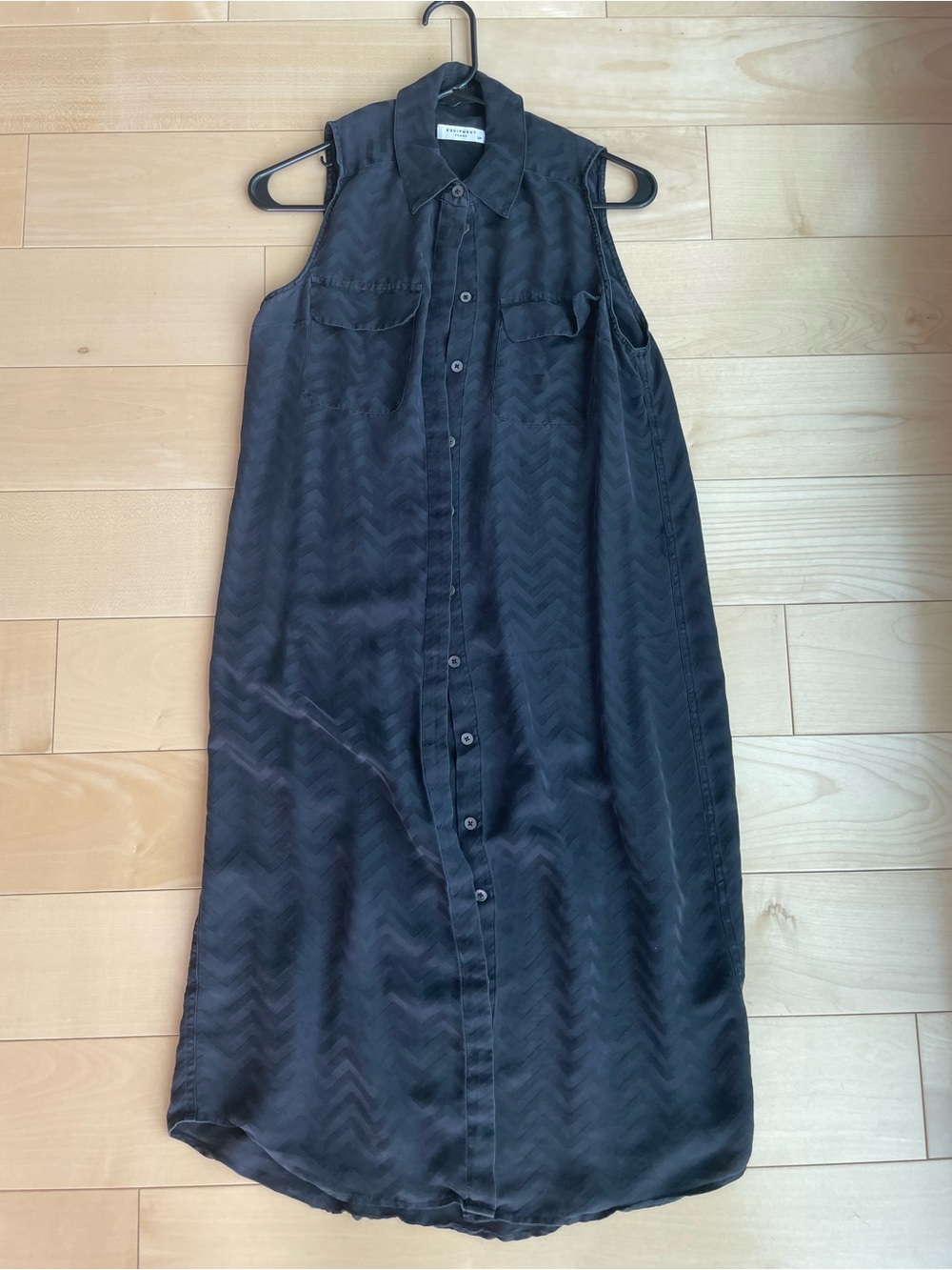 Equipment femme black dress, buttons chevron, art deco, 100% silk, includes belt